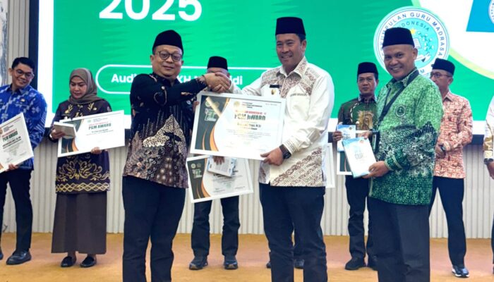 Bupati dan Kakankemenag Aceh Tengah Bersinar dengan Penghargaan PGM Award Tahun 2025