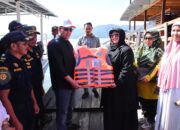 Pemkab Aceh Tengah Serahkan 80 Life Jacket dari Kemenhub untuk Pemilik Kapal di Danau Lut Tawar
