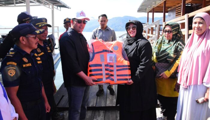 Pemkab Aceh Tengah Serahkan 80 Life Jacket dari Kemenhub untuk Pemilik Kapal di Danau Lut Tawar