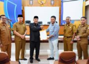 Penandatanganan Kontrak DOKA 2025, Wabup Muchsin Hasan Ingatkan Disiplin Waktu dan Kualitas