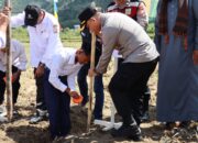 Pesantren dan Polri Bersinergi dalam Penanaman Jagung Serentak