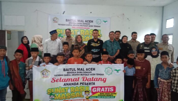 Gratis Sunat, Gembira untuk Semua!: 67 Anak Tersenyum Bahagia