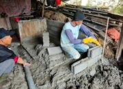 Gotong Royong TNI dan Warga Wujudkan MCK Komunal di Desa Kute Keramil