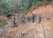 Satgas TMMD ke-126 Kodim 0106/Aceh Tengah dan Warga Gotong Royong Bersihkan Jalur Badan Jalan di Desa Kute Keramil