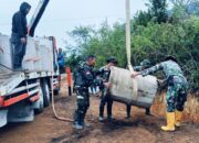 Anggota Satgas TMMD Ke 126 Kodim 0106/Aceh Tengah Dibantu Warga Turunkan Gorong – Gorong