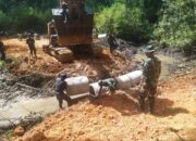 Pemasangan Gorong-gorong Program TMMD ke 126 Harus Bergelut Dengan Lumpur