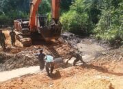 Satgas TMMD Kodim 0106/Aceh Tengah dan Warga Linge Kompak Pasang Gorong-Gorong Demi Kelancaran Akses Desa