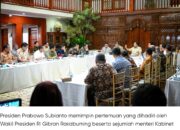 Minggu Malam Presiden Prabowo Pimpin Pertemuan Bahas Isu Strategis Sektor Keuangan 